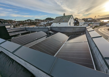 Método de instalación de soporte de techo plano para sistema fotovoltaico doméstico